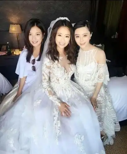 林心如大婚之日,这张合照惊艳众人,却有人发现赵薇做了这个「贴心举动