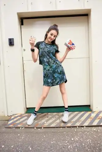 迪丽热巴将担任跑男第六季唯一女mc,露背秀好身材