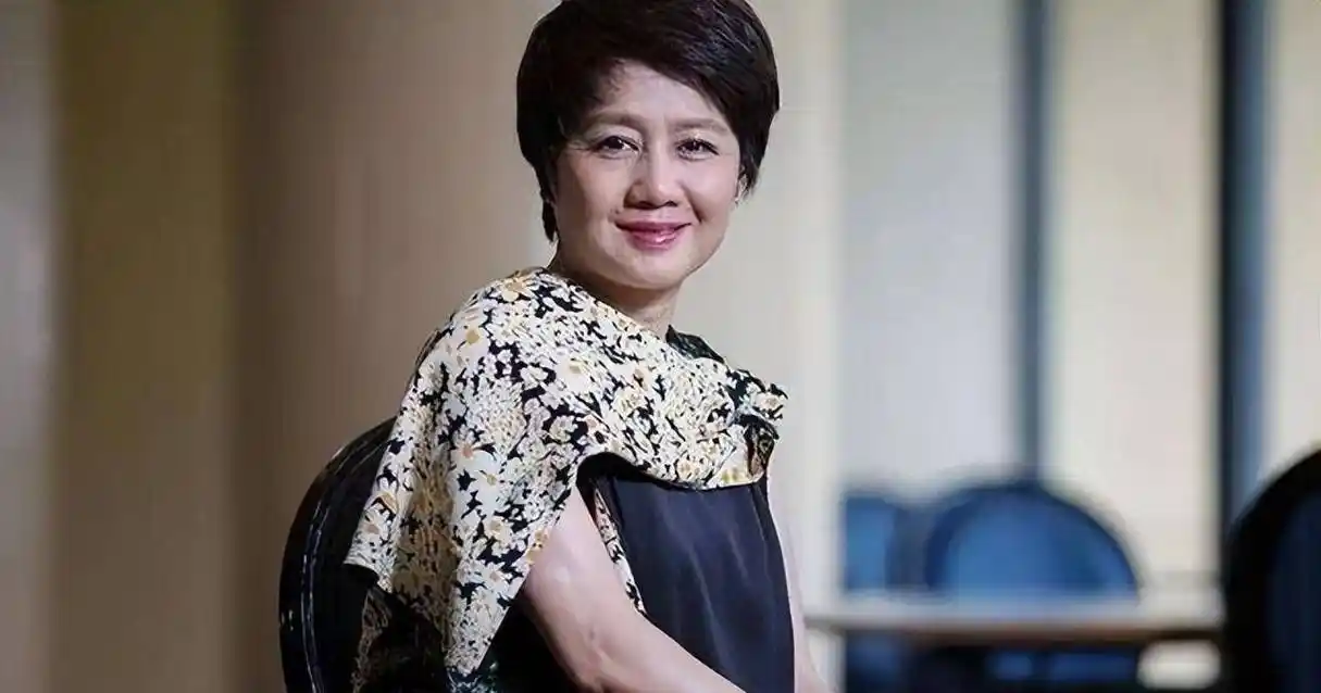 梁安琪布鞋出行太低调,身上没有戴珠宝,和蔡天凤的妈妈 .