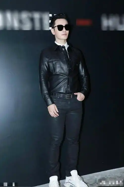 黄晓明穿紧腿裤增高鞋参加活动,完美诠释五五分身材,全毁在腿上