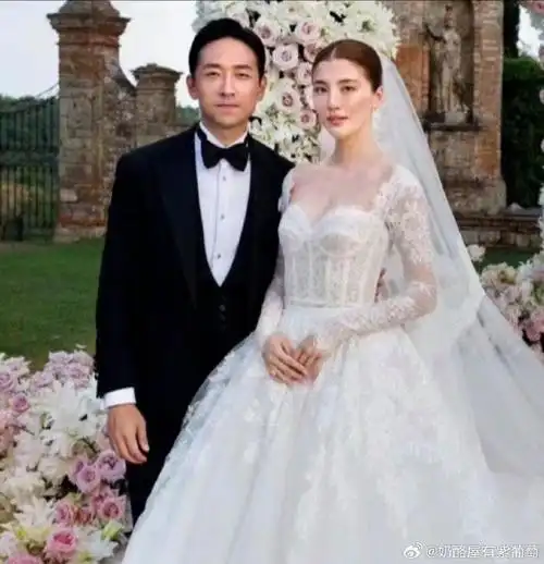 她就是打肿脸充胖子罢了!婚纱都是赞助的!