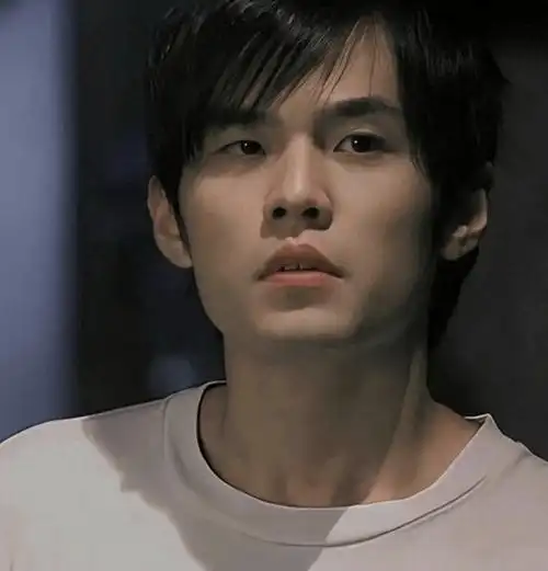 周杰伦年轻的时候有一头浓密的头发,一张清秀的脸庞,充满着青春的活力