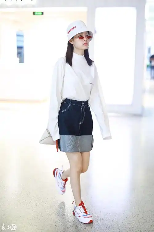 李沁9月14日现身机场卷边裙搭配卫衣美腿穿短裙真的好看