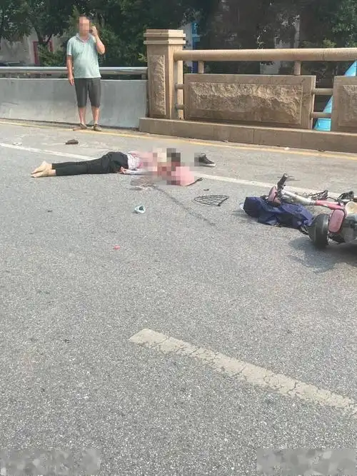 突发惨烈车祸!佛山某商场旁一人遭碾压,当场盖布!又是这种车