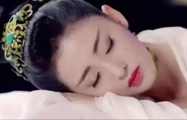 女明星的怪异睡姿,其实也是因为工作太劳累了.