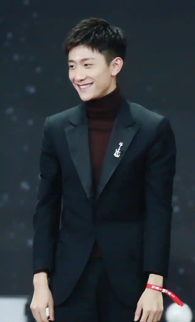 「锁屏壁纸」痞帅张一山无水印手机壁纸 有人表白吗