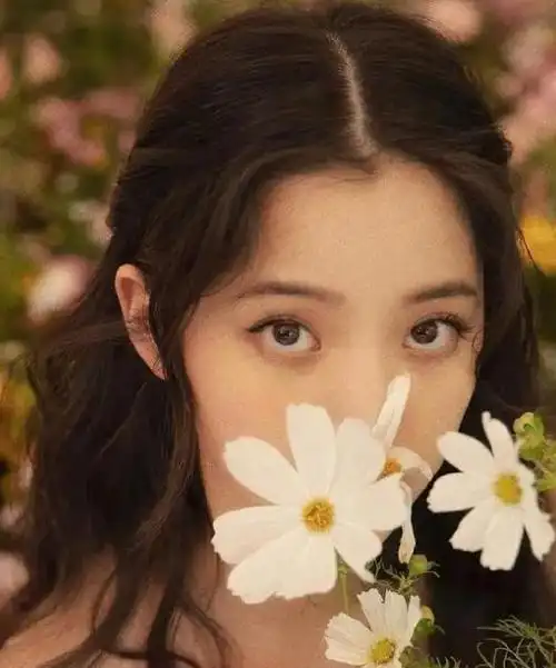 相反,她却频频与男明星炒绯闻,从刘昊然,陈飞宇,王源,王俊凯,蔡徐坤