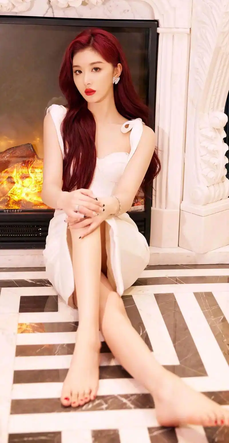 孔雪儿高清写真性感撩人,肌肤白皙如雪,美得让人心动