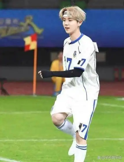 34岁鹿晗现身淄博略显发福发型拉低他的颜值他是中年发福