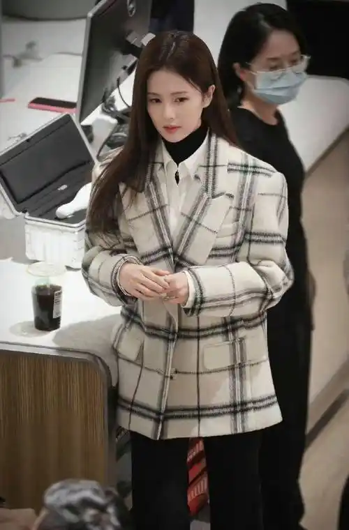 《以爱为营》白鹿职场着装简析,真的有那么粘吗?_白色_衬衫_黑色