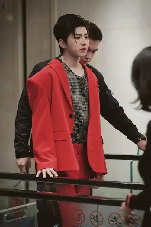 真的很帅!红色他超适合的    #蔡徐坤#ride or die至死不渝-蔡徐坤