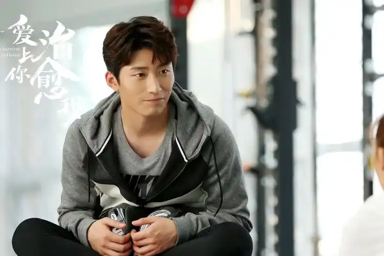 由窦骁主演的电视剧《爱上你治愈我》将于今晚收官,该剧意在通过鲜活