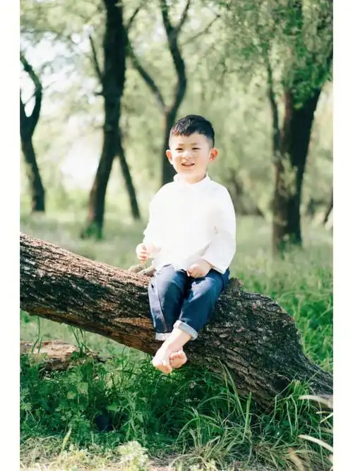 想要光着脚丫在树上唱歌