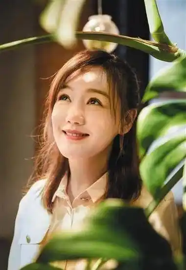 图片来自网络直到2014年,有粉丝拍到胡歌和江疏影在机场举动亲密,还一