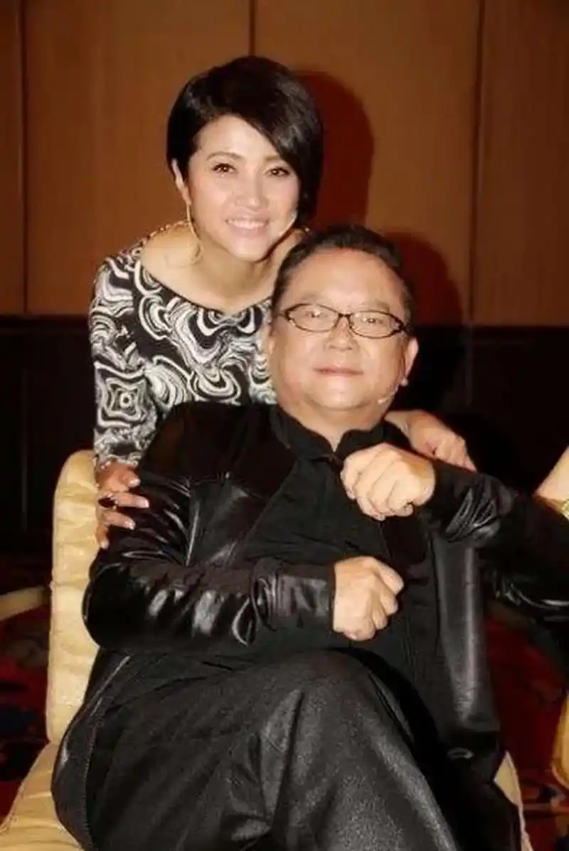 当年,58岁的王刚娶了38岁的女网友郑艳东,两人约定