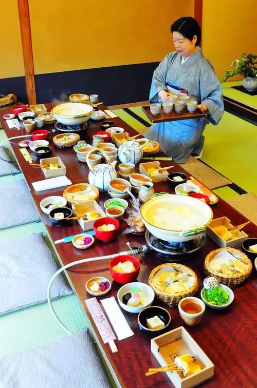 穿着日本传统服饰为我们上菜的工作人员.