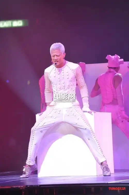 郭富城演唱会首场开幕 白发白眉登场大跳特技舞