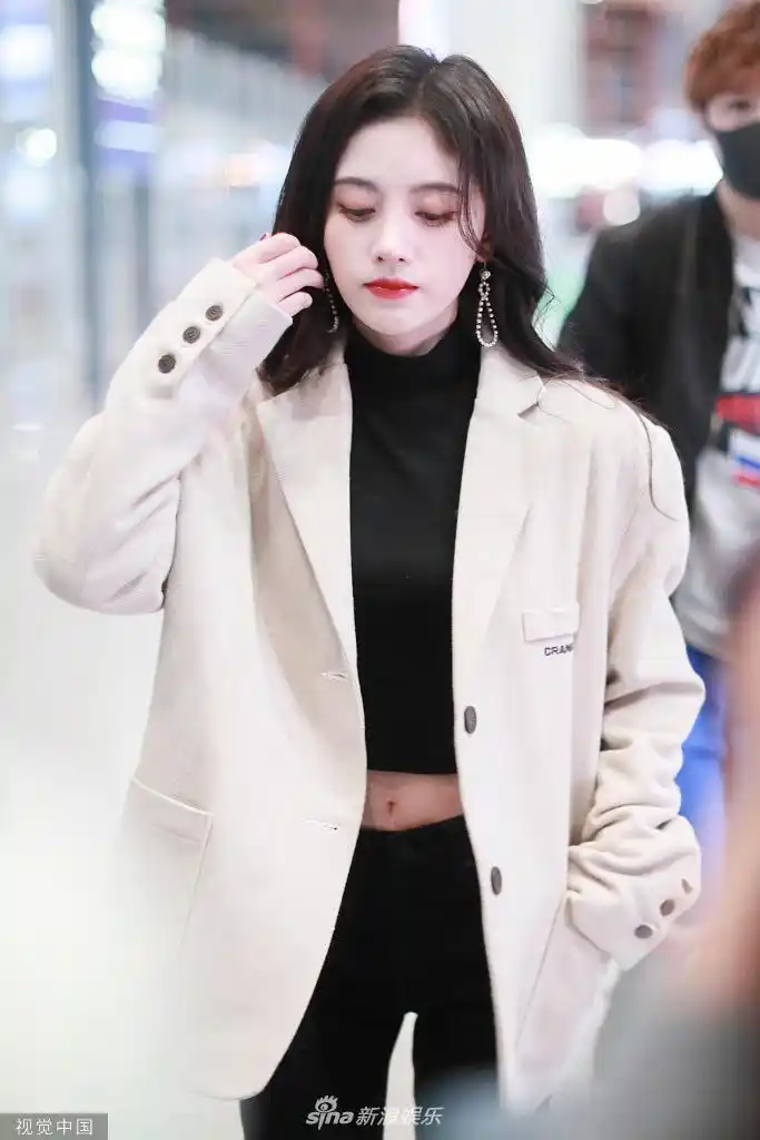 组图:鞠婧祎穿性感露脐装秀蜂腰 全黑look造型不时撩发气场十足