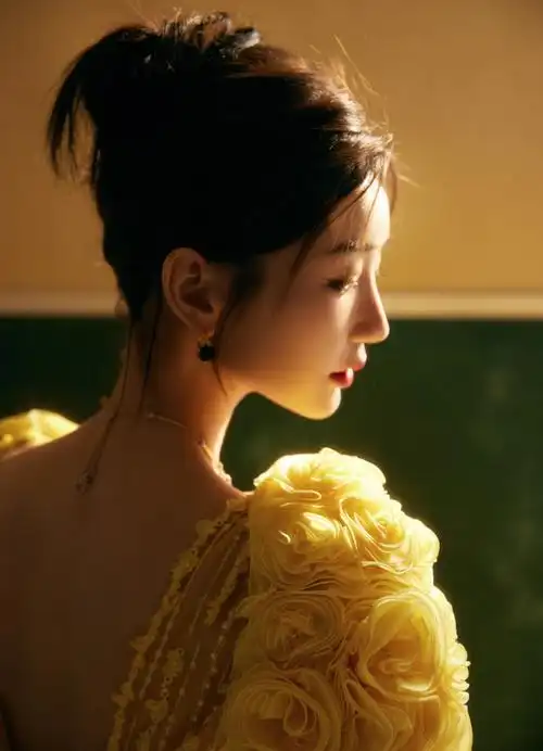 毛晓彤穿深v黄裙大秀好身材