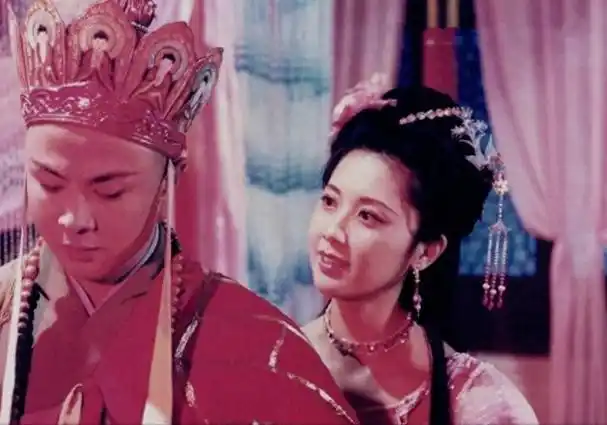 徐少华与朱琳的外貌和表演都完美契合,他们的合作可谓无懈可击.