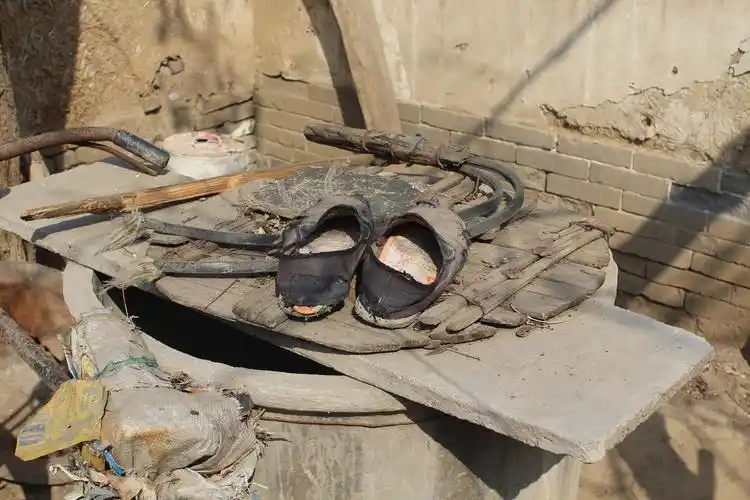 老人一双布鞋穿4年缝补十余次, 如今害怕下大雨_新浪看点