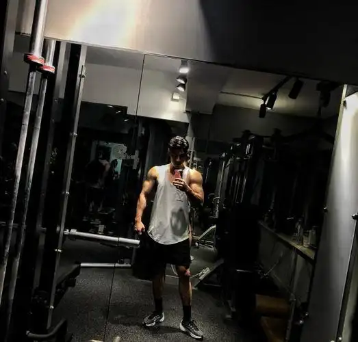 三个月刷出腹肌的高级私人教练,有颜值有身材,健身房完美吸睛_训练