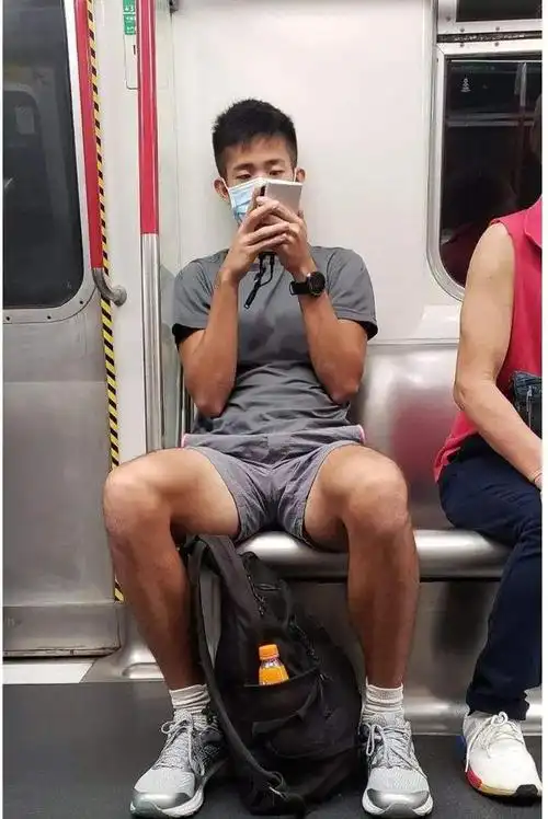 看样子可能是踢足球的体育生,相比于篮球生,足球运动员普遍较瘦一点