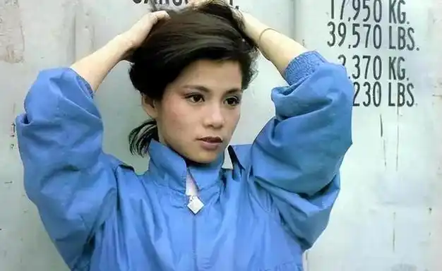 看翁美玲葬礼黄日华泪流满面数万粉丝追随粉丝喊杀他