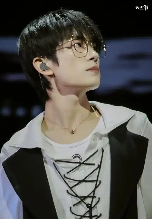 让人欲罢不能的喉结#感受一下易烊千玺的下颌线加喉结,这构成的惭颜