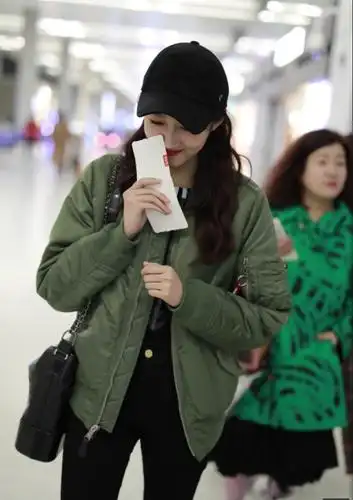 关晓彤现身机场 打扮清新瞪眼搞怪做鬼马表情