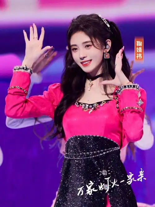 鞠婧祎|甜心芭比粉搭配元气双马尾,满满青春活力,直击你的心脏,心动就