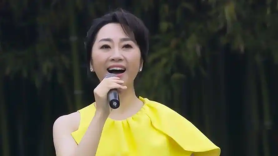 金婷婷《走在小康路上》唱出了对祖国美好未来的向往,太震撼!