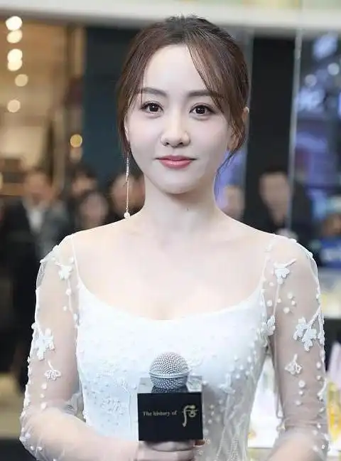 杨蓉最初的古装给人很俏皮的感觉,而她的现代写真又展露了文静大气的