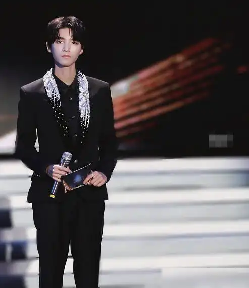 王俊凯首次主持台风好稳台上用方言调节气氛台下却坦言很紧张