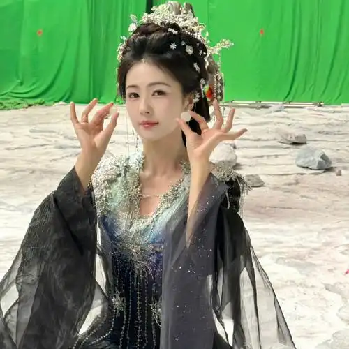 白鹿和替身同框照##白鹿晒彩虹裙尾