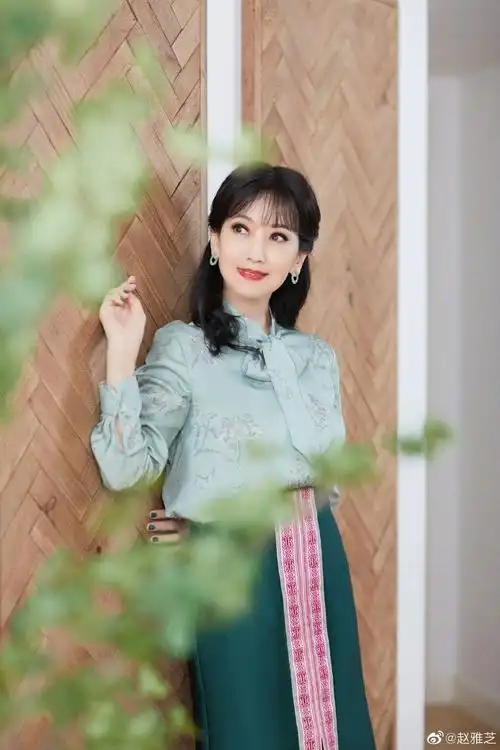 赵雅芝最新写真曝光02卷发披肩优雅端庄