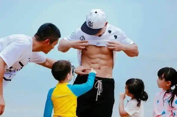 更被观众津津乐道的是他那一身健硕的肌肉 看邓伦太闲 竟当场开始教