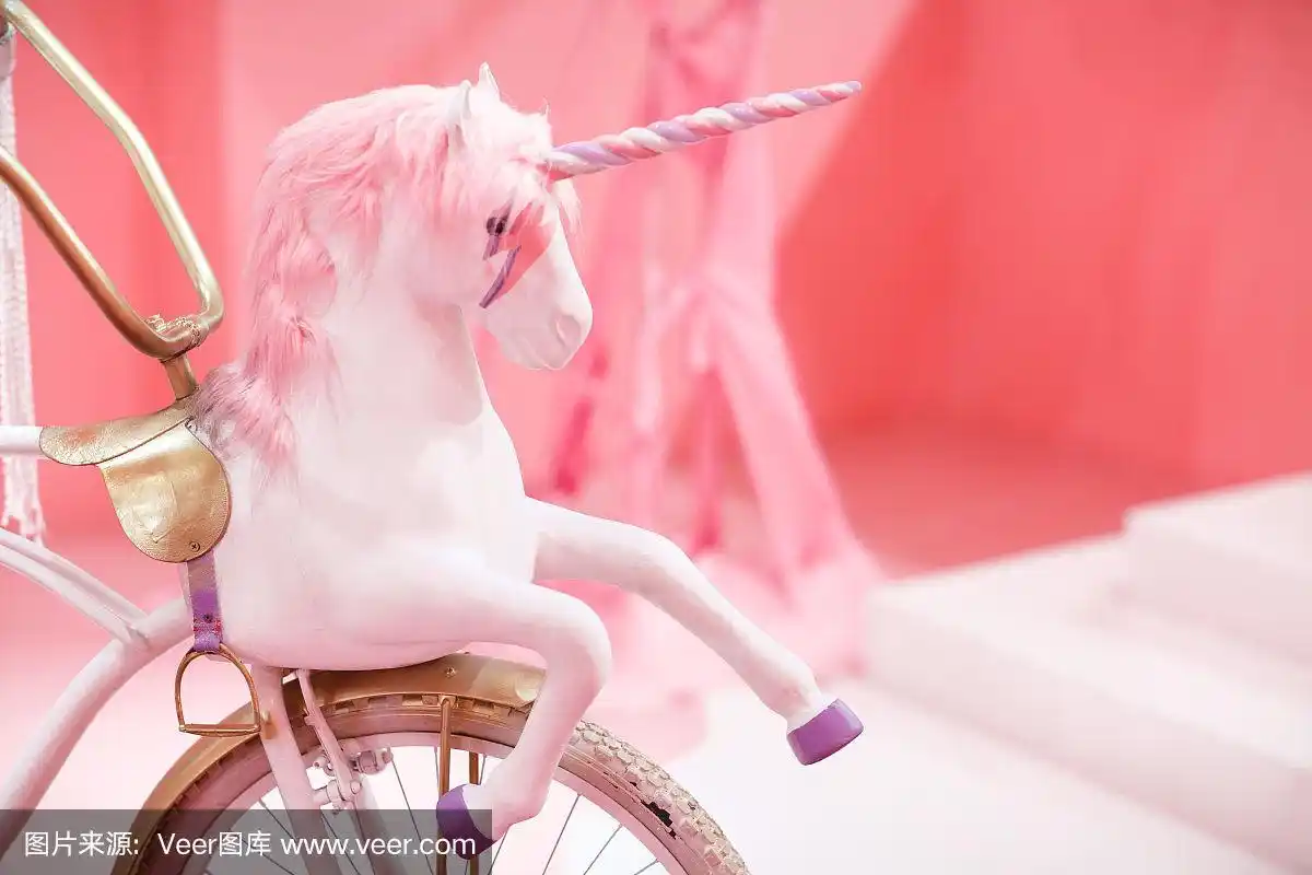 骑自行车的白色独角兽长着粉红色的鬃毛