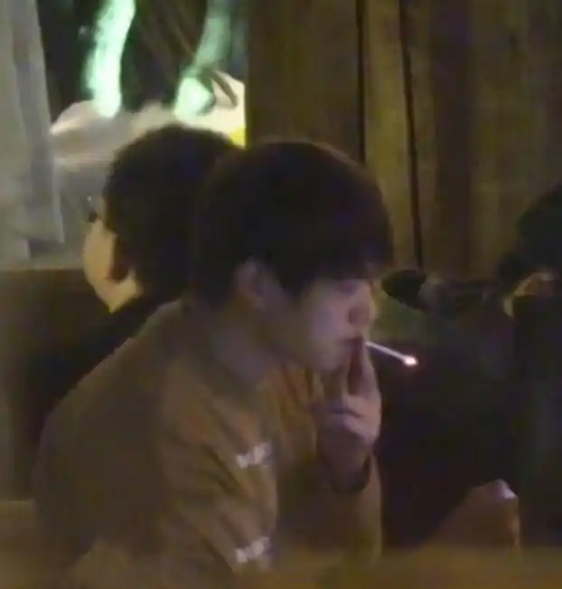 网友拍到魏大勋现身网吧打游戏,公共场合吸烟惹争议