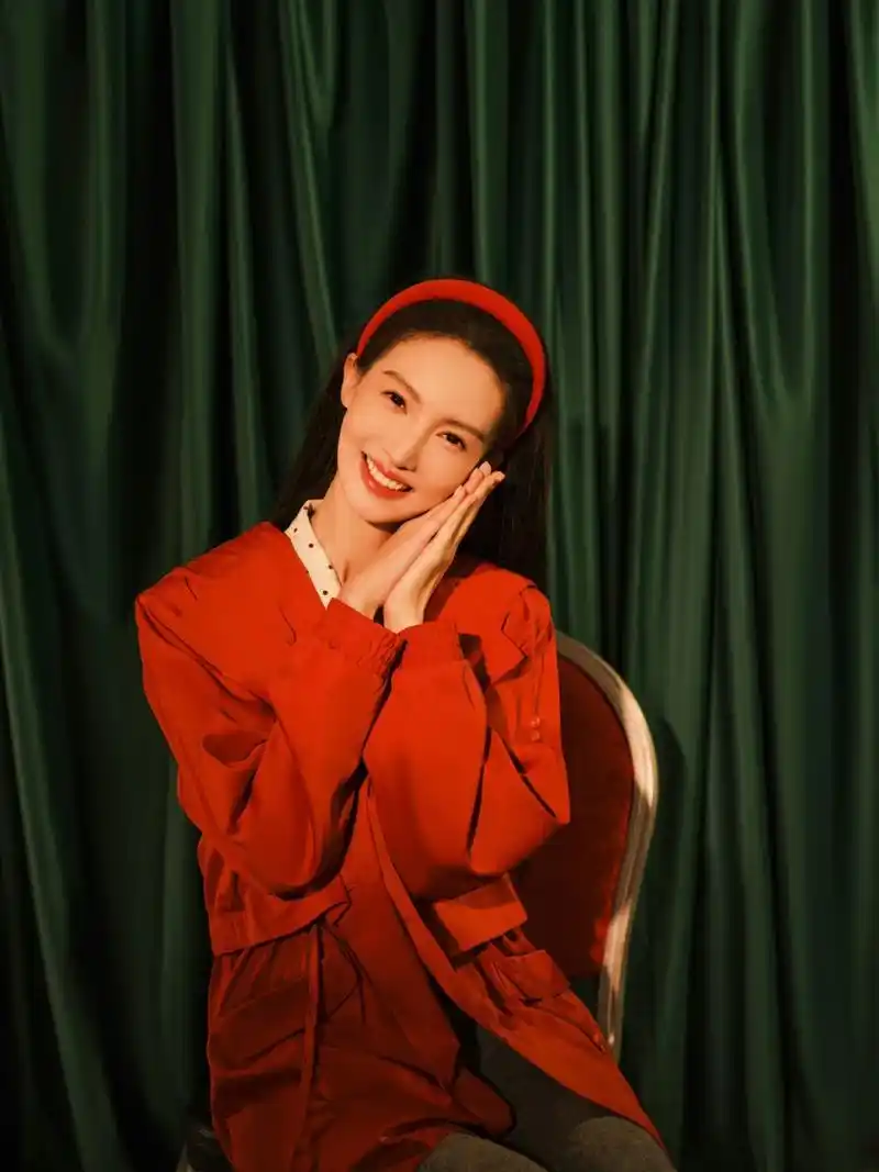 金晨复古红色流露迷人气息!