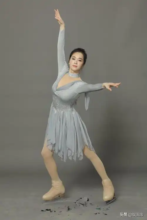 46岁左小青身材真丰腴真空穿西装阔腿裤差点撑爆太迷人