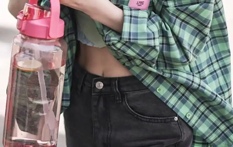 一般指而腹肌之间以及腹肌与腹外斜肌间形成的竖形线条 人鱼线是腹部