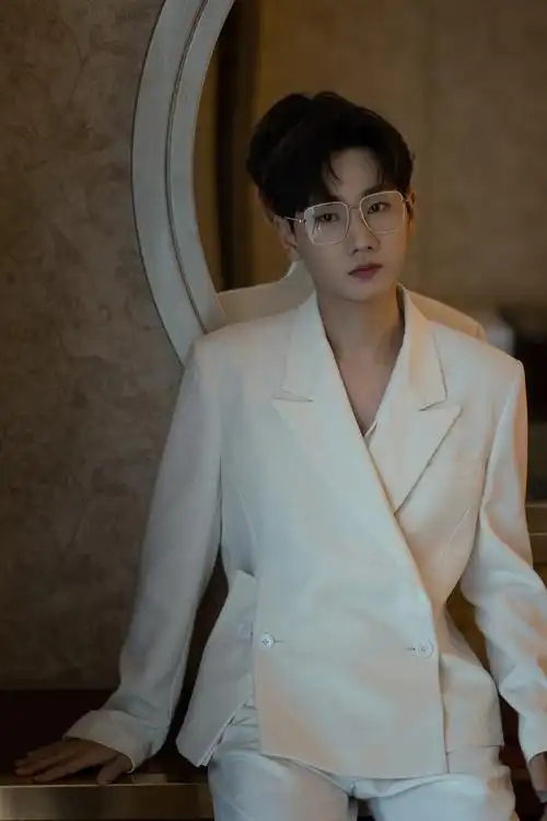 汪苏泷白色造型楼,看看能盖多高