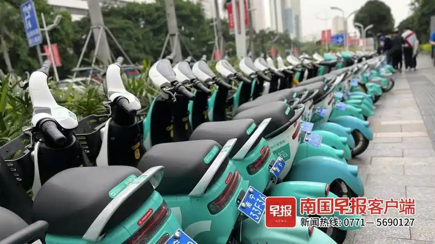 目前南宁街头的共享电动自行车来自7家企业,一共有将近8万辆,高峰期