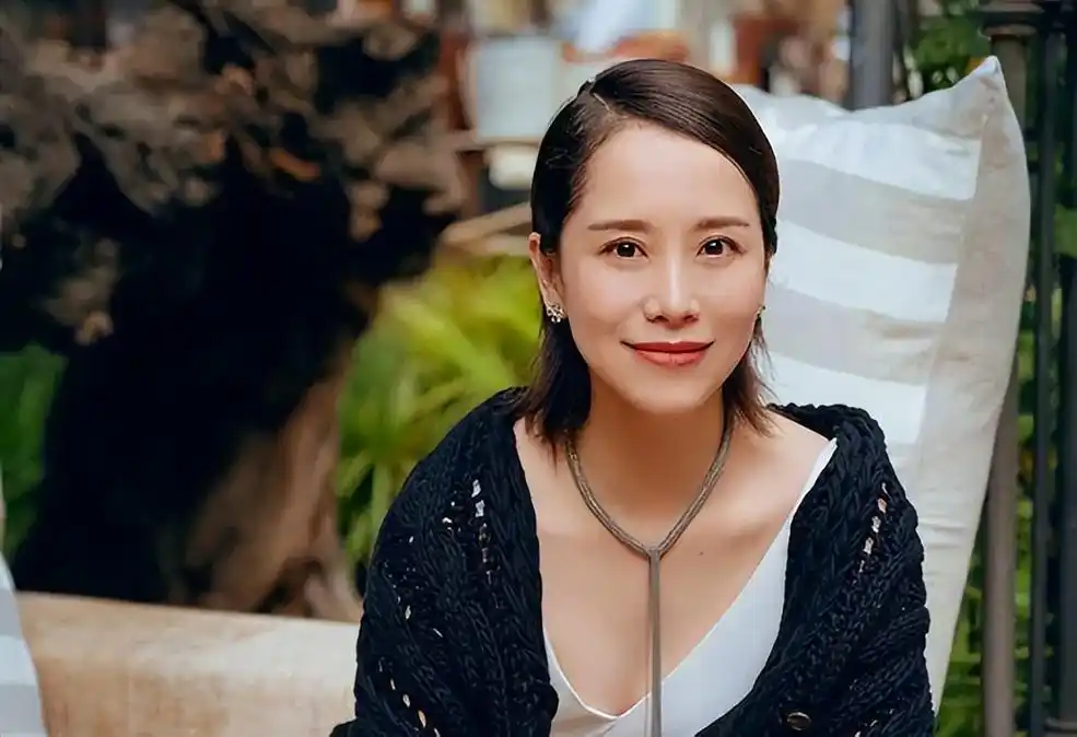 海清回老家祭祖,素颜现身生图曝光太显老,神秘显赫家世意外曝光