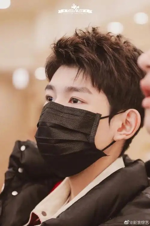 组图:王源现身央视春晚首次联排 红色夹克年味儿足口罩难掩帅气