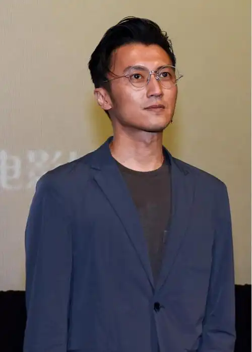 40岁的谢霆锋更有魅力了戴上眼镜好斯文铁汉柔情太撩人