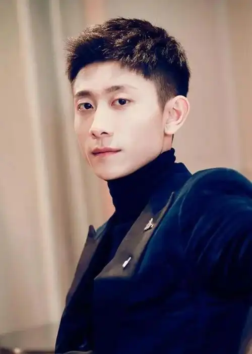 31岁张一山与好友合照,瘦到膝盖打皱,撞脸巩汉林被指不如素人帅