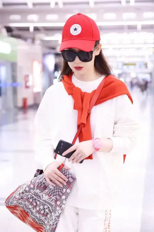 戚薇休闲私服机场街拍照图片_明星_美桌图片库