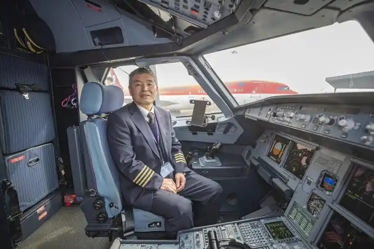 新华社照片,重庆,2021年2月7日机长李晶的"最后一个春运"这是2月6日在